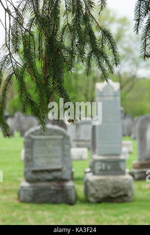 KINGSTON, NEW JERSEY - 26. April 2017: Grundsteine mark Gräber in diesem historischen Friedhof in Middlesex County Stockfoto