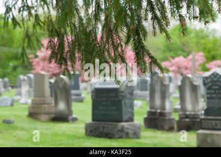 KINGSTON, NEW JERSEY - 26. April 2017: Grundsteine mark Gräber in diesem historischen Friedhof in Middlesex County Stockfoto