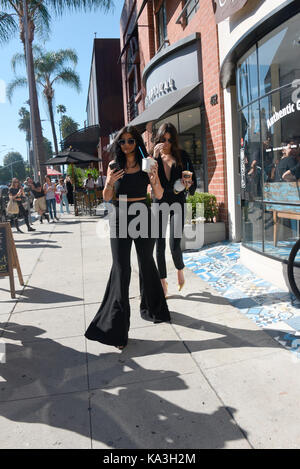 BEVERLY HILLS, Ca - 28. Juli: Kylie Jenner, 17, neue Band auf Hochzeit Finger, dass von beau Lil Wayne, 25 sein kann wie hier auf einer griechischen Joghurt mit Schwester Kendall Jenner am 28. Juli 2015 in Beverly Hills, Kalifornien gesehen zu protzen. Personen: Kylie Jenner, Kendall Jenner Getriebe Ref: MNC MPI122/MediaPunch Stockfoto