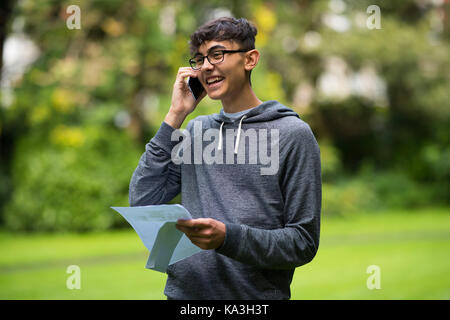 SWANSEA, WALES - AUGUST 17: Adam Frangakas-Williams spricht am Telefon, nachdem er Sein eine Ebene Ergebnisse bei Ffynone House School am 17. August 201 Stockfoto