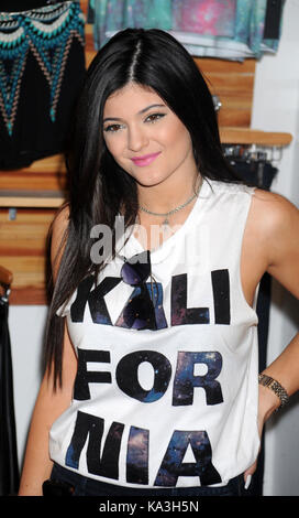 SMG Kylie Jenner NY1 Pop Up Shop 080613 17.JPG NEW YORK, NY - AUGUST 06: Kendall Jenner und Kylie Jenner die Kendall und Kylie Herbstkollektion Vorschau am PacSun NYC Pop Up Shop Besuchen am 6. August 2013 in New York City. . MPI122/MediaPunch Personen: Kylie Jenner Getriebe Ref: NY1 MPI122/MediaPunch Stockfoto