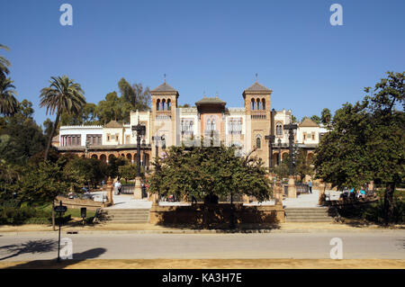 Fassade des Museums für Kunst und Traditionen von Sevilla (Spanien) Stockfoto