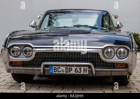 Laupheim, Deutschland - 24. September 2017: Ford Thunderbird Oldtimer-Auto beim US Car Meeting am 24. September 2017 in Laupheim. Stockfoto