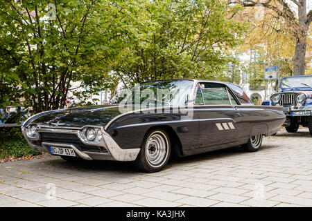 Laupheim, Deutschland - 24. September 2017: Ford Thunderbird Oldtimer-Auto beim US Car Meeting am 24. September 2017 in Laupheim. Stockfoto