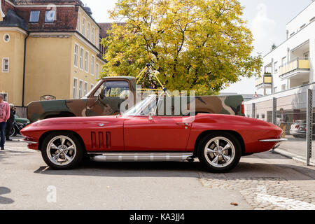 Laupheim, Deutschland - 24. September 2017: Chevrolet Corvette Oldtimer beim US Car Meeting am 24. September 2017 in Laupheim. Stockfoto