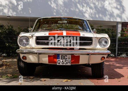 Laupheim, Deutschland - 24. September 2017: Ford Mustang Oldtimer-Auto beim US Car Meeting am 24. September 2017 in Laupheim. Stockfoto