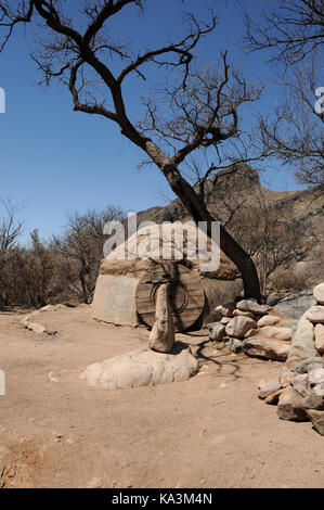 Eine intertribal Schwitzhütte Ort, gesegnet mit einem Navajo Medizin mann Dan Chee, hat für Indianische Zeremonien in Montosa Canyon, Santa Rita verwendet. Stockfoto