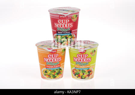 Nissin Cup Nudeln sehr Veggie Geschmacksrichtungen Huhn, würzige Hähnchen und Rindfleisch in ungeöffneten Behältern auf weißem Hintergrund gestapelt, Ausschnitt USA Stockfoto