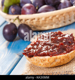 Frisch zubereitete Sandwiches mit Pflaumen marmelade oder Konfitüre, Konzept der gesunden süßen Snacks, Frühstück oder Dessert Stockfoto