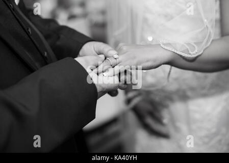 Braut und Bräutigam Ringe austauschen Stockfoto