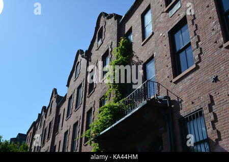 Brick Bund und viktorianischen Bow fronted Reihenhäuser und historischen Hotels in Boston's Iconic South End Nachbarschaft, New England, USA Stockfoto