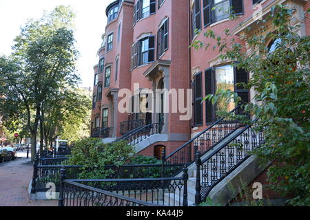 Brick Bund und viktorianischen Bow fronted Reihenhäuser und historischen Hotels in Boston's Iconic South End Nachbarschaft, New England, USA Stockfoto