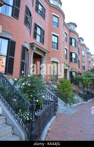 Brick Bund und viktorianischen Bow fronted Reihenhäuser und historischen Hotels in Boston's Iconic South End Nachbarschaft, New England, USA Stockfoto