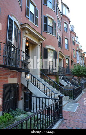 Brick Bund und viktorianischen Bow fronted Reihenhäuser und historischen Hotels in Boston's Iconic South End Nachbarschaft, New England, USA Stockfoto