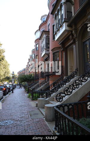 Brick Bund und viktorianischen Bow fronted Reihenhäuser und historischen Hotels in Boston's Iconic South End Nachbarschaft, New England, USA Stockfoto