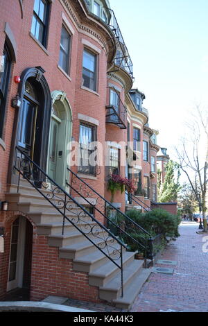 Brick Bund und viktorianischen Bow fronted Reihenhäuser und historischen Hotels in Boston's Iconic South End Nachbarschaft, New England, USA Stockfoto