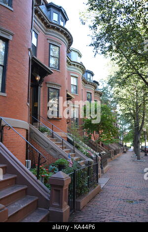 Brick Bund und viktorianischen Bow fronted Reihenhäuser und historischen Hotels in Boston's Iconic South End Nachbarschaft, New England, USA Stockfoto