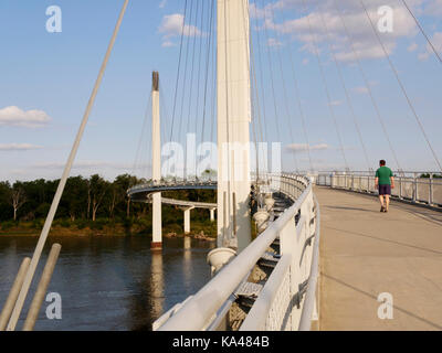 Bob Kerrey Fußgängerbrücke. Omaha, Nebraska. Stockfoto