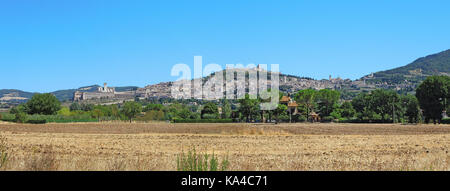 Assisi, eine der schönsten kleinen Stadt in Italien. Skyline von das Dorf vom Land Stockfoto