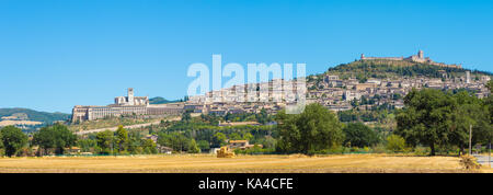 Assisi, eine der schönsten kleinen Stadt in Italien. Skyline von das Dorf vom Land Stockfoto