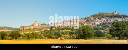 Assisi, eine der schönsten kleinen Stadt in Italien. Skyline von das Dorf vom Land Stockfoto