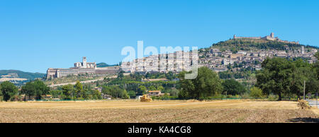 Assisi, eine der schönsten kleinen Stadt in Italien. Skyline von das Dorf vom Land Stockfoto