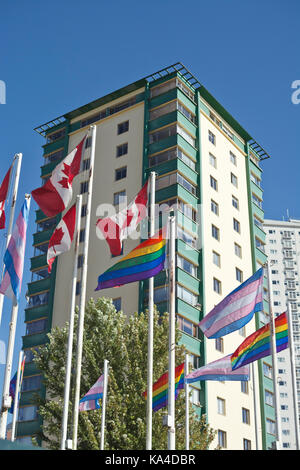 Kanadische Fahnen und Gay Pride Regenbogen Fahnen im West End von Vancouver in der Nähe der English Bay. Stockfoto