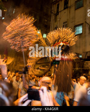 HONG KONG, Hong Kong SAR, China. 14. September 2016. Im 19. Jahrhundert, die Leute von Tai Hang begann die Durchführung einer Dragon Dance Ein Lauf von Bad l zu stoppen Stockfoto