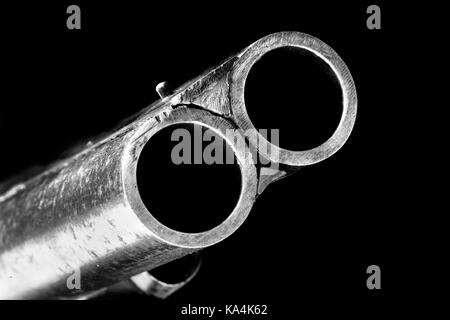 Antike double barrel Shotgun closeup in Schwarz und Weiß. Stockfoto