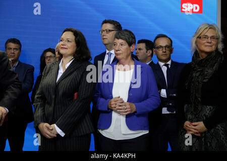 Berlin, Deutschland. 24 Sep, 2017. Andrea Nahles, Minister für Arbeit und Soziales, Barbara Hendricks, dem Minister für Umwelt, Naturschutz und Reaktorsicherheit, und Heiko Maas, der Minister für Justiz und Verbraucherschutz, von Links nach Rechts, beobachten Sie die Rede von Martin Schulz. Die Kandidaten für den deutschen Kanzlerkandidaten und Vorsitzender der SPD (Sozialdemokratische Partei Deutschlands) Mitglieder der Partei und der Presse in die Partei zentrale gerichtet, das Willy-Brandt-Haus in Berlin. Er wurde von fuehrenden SPD-Politikern begleitet. Quelle: Michael Debets/Pacific Press/Alamy leben Nachrichten Stockfoto