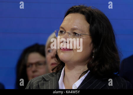 Berlin, Deutschland. 24 Sep, 2017. Andrea Nahles, Minister für Arbeit und soziale Angelegenheiten, hört die Rede von Martin Schulz. Die Kandidaten für den deutschen Kanzlerkandidaten und Vorsitzender der SPD (Sozialdemokratische Partei Deutschlands) Mitglieder der Partei und der Presse in die Partei zentrale gerichtet, das Willy-Brandt-Haus in Berlin. Er wurde von fuehrenden SPD-Politikern begleitet. Quelle: Michael Debets/Pacific Press/Alamy leben Nachrichten Stockfoto