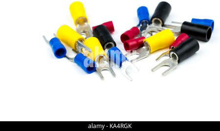 Gruppe von Kabelklemmen Zubehör für elektrische Kabelstecker auf weißem Hintergrund isoliert Stockfoto
