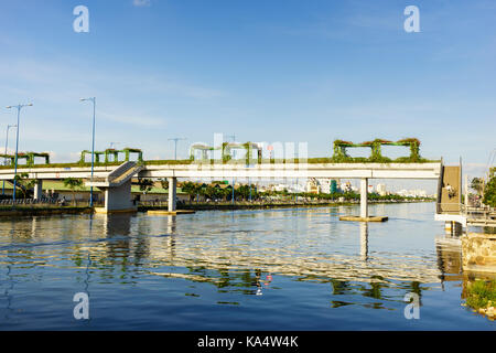 Die fußgängerbrücke Nummer 5, Vo Van Kiet Highway, District 8, Ho Chi Minh City, Vietnam. Die Fußgängerbrücke überquert Vo Van Kiet Highway & Tau Hu canal Stockfoto