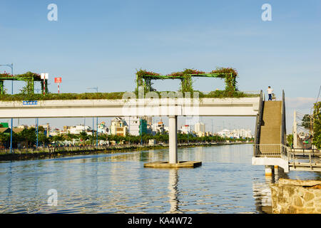 Die fußgängerbrücke Nummer 5, Vo Van Kiet Highway, District 8, Ho Chi Minh City, Vietnam. Die Fußgängerbrücke überquert Vo Van Kiet Highway & Tau Hu canal Stockfoto