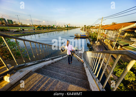 Nov 7, 2014 - Ho Chi Minh City, Vietnam: ein Mädchen ihr Fahrrad an die Fußgängerbrücke Nummer 5, Vo Van Kiet Straße, Bezirk 8. Stockfoto