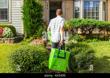 Fairfax, USA - 12. September 2017: Amazon Frisch isolierte Lebensmittel-lieferservice Taschen Taschen auf der Vorderseite Home Haus Veranda closeup mit Mann, Stockfoto