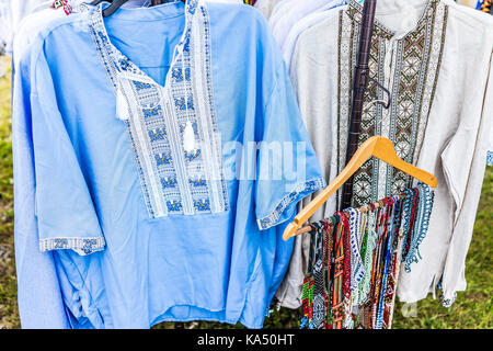 Anzeige der traditionellen Shirts bestickte Ukrainischen slawischen Männer Stickerei und Schmuck in outdoor Flohmarkt Stockfoto