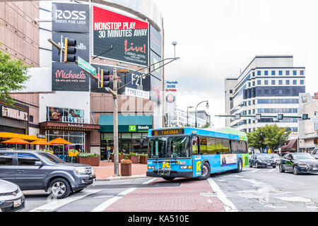 Silver Spring, USA - 16. September 2017: Innenstadt von Stadt in Maryland mit Autos auf der Straße, im Bus, und Shopping mall Stores, Geschäfte und Menschen Stockfoto