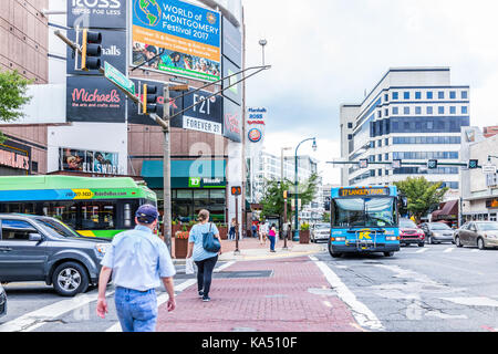 Silver Spring, USA - 16. September 2017: Innenstadt von Stadt in Maryland mit Autos auf der Straße, im Bus, und Shopping mall Stores, Geschäfte und Menschen Stockfoto