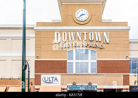 Silver Spring, USA - 16. September 2017: Innenstadt von Stadt in Maryland mit großen Zeichen auf Mall Gebäude und Uhr Stockfoto