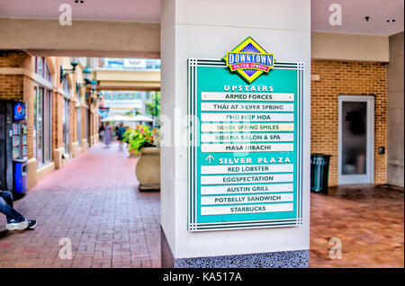 Silver Spring, USA - 16. September 2017: Innenstadt von Stadt in Maryland mit großen Zeichen auf Einkaufszentrum Gebäude und Richtungen für die Restaurants ein Stockfoto