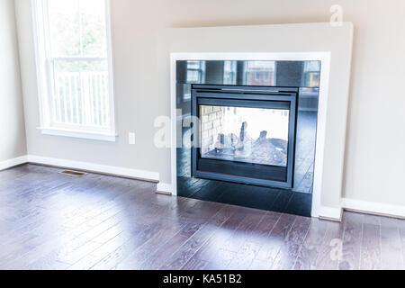 Moderne zwei Seiten offenen Kamin, im Freien auf Loft in Modell Haus, Haus oder Apartment mit Balkon Stockfoto