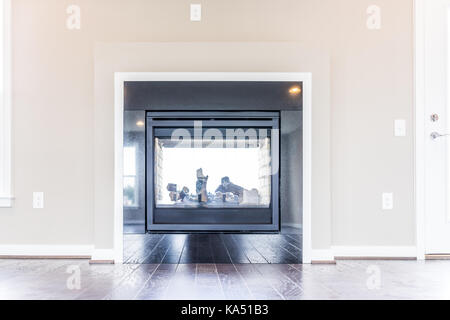 Moderne zwei Seiten offenen Kamin, im Freien auf Loft in Modell Haus, Haus oder Apartment mit Balkon Stockfoto