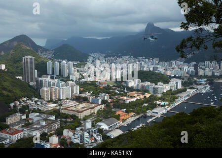 Hubschrauberlandeplatz auf dem Zuckerhut-Berg, im Hintergrund Botafogo, Rio de Janeiro, Brasilien, Südamerika Stockfoto