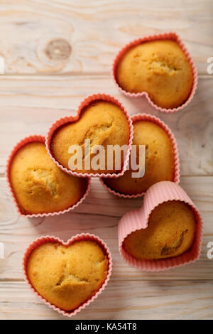 Cupcakes Herzen in Silikon Formen der rosa Farbe. Selektive konzentrieren. Stockfoto