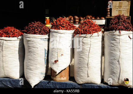 Red Chili in Säcken aufbewahrt für den Verkauf, Mumbai, Maharashtra, Indien, Asien Stockfoto