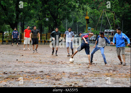 Jungen Fußball spielen, Mumbai, Maharashtra, Indien, Asien Stockfoto