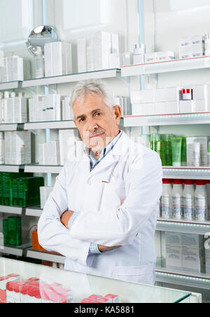 Leitender Apotheker in der Apotheke stehen die Arme gekreuzt Stockfoto