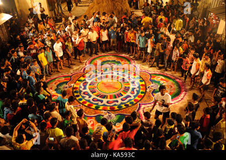 Rangoli auf Straße Holi Festival, Mumbai, Maharashtra, Indien, Asien Stockfoto