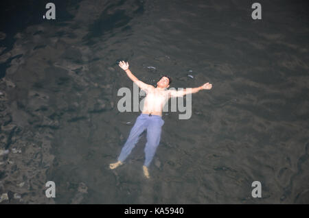 Mann floating in stepwell, Jodhpur, Rajasthan, Indien, Asien - Sar 258004 Stockfoto